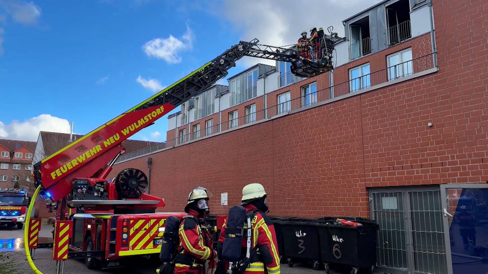 Feuerwehrleute bei einem Einsatz mit Drehleiter in Neu Wulmstorf. | TeleNewsNetwork
