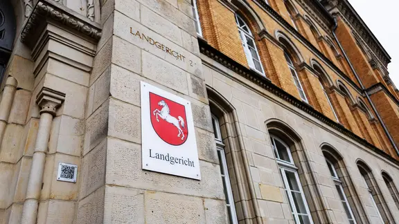 Außenansicht des Landgerichts Osnabrück mit der Aufschrift Landgericht und dem niedersächsischen Wappen.