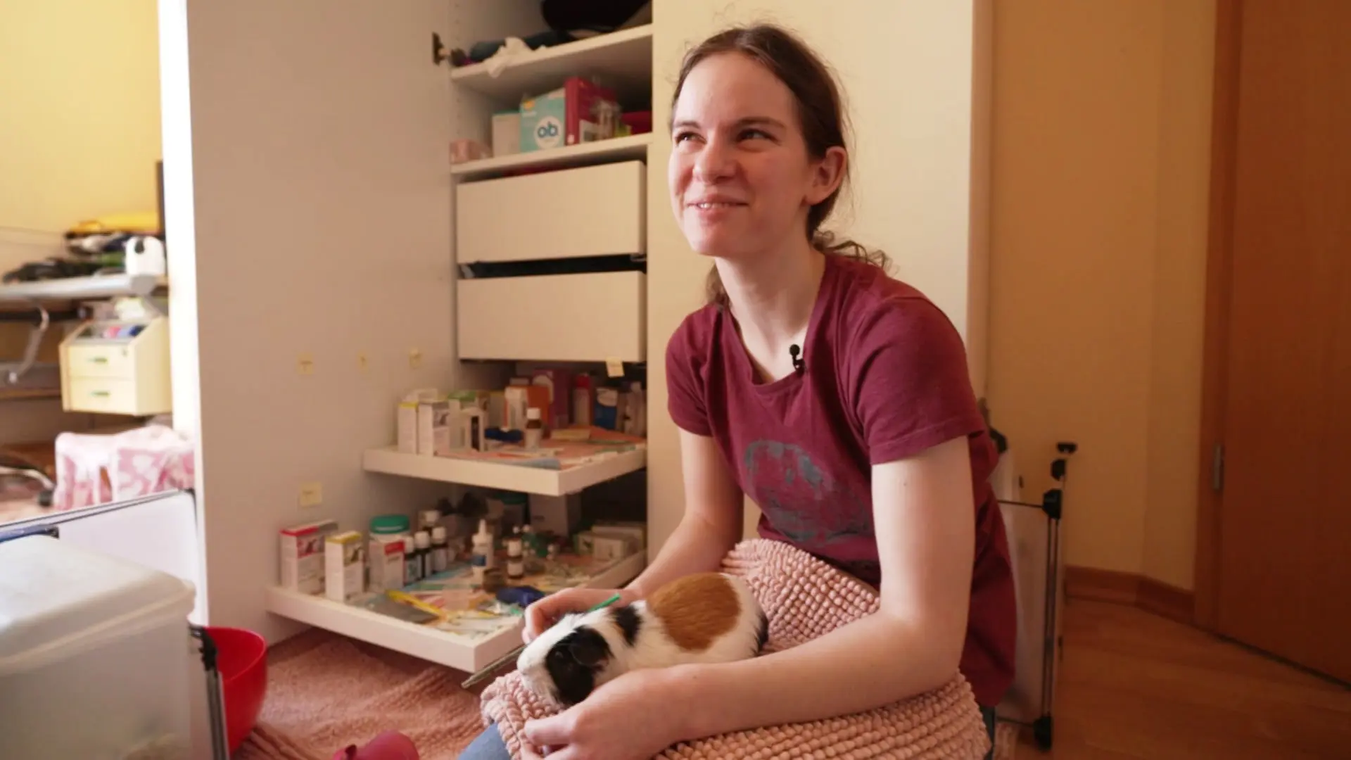 18-jährige Abiturientin pflegt kranke Meerschweinchen