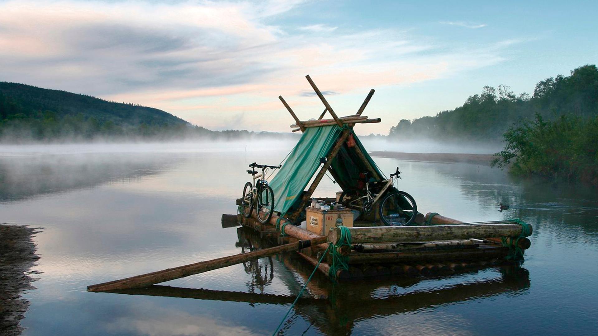 Selbstgebautes Floß auf dem Klarälven. | NDR