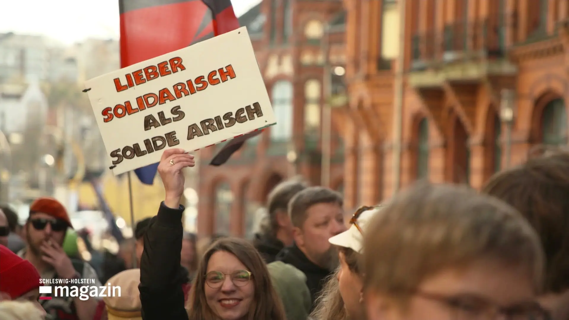 Hunderte Menschen protestieren gegen AfD-Infostand in Flensburg