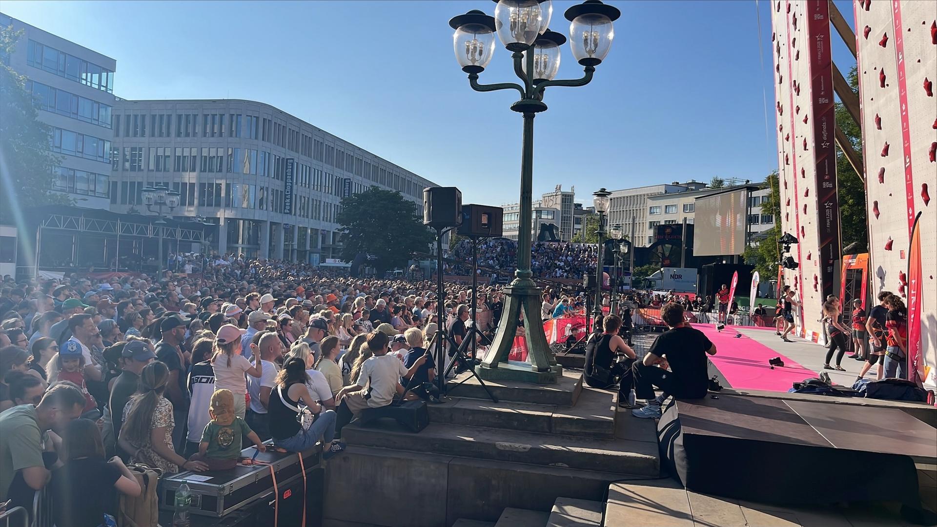 Bei den Finals in Hannover findet auf dem Opernplatz Speedklettern statt. | NDR, Gino Egbers