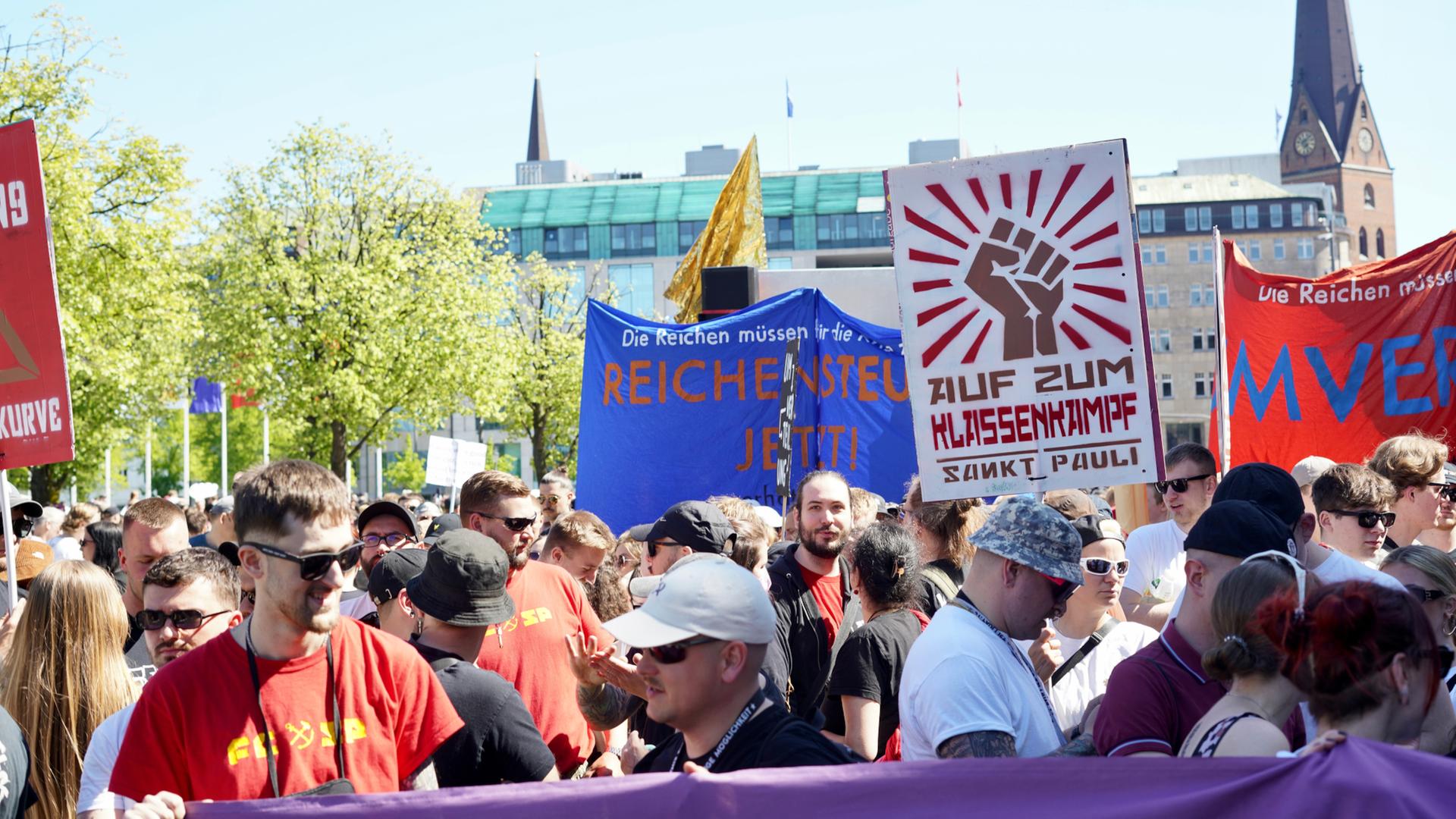 „Ran an die Reichen“: Demonstrierende ziehen durch Hamburger Innenstadt