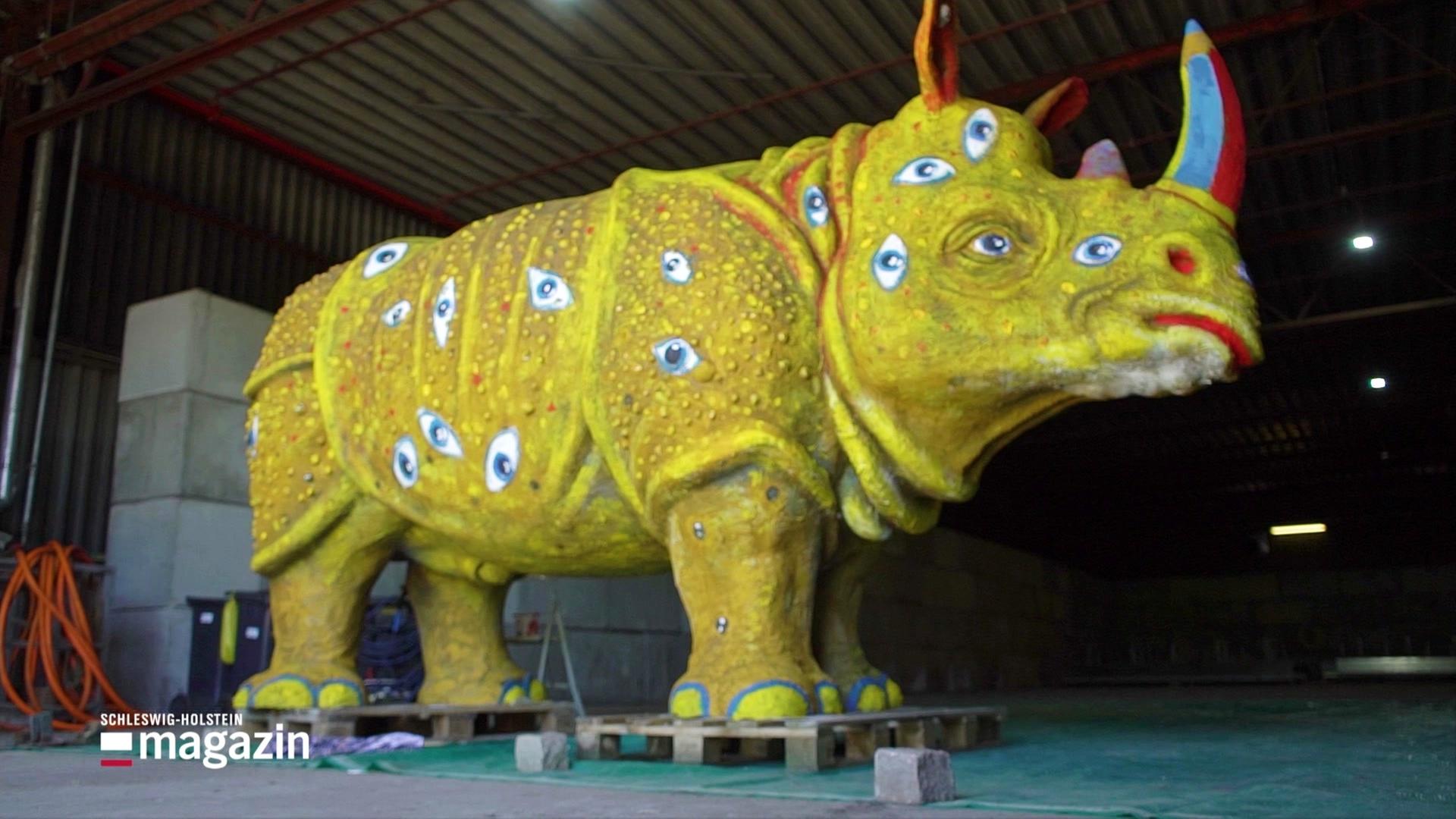 Gelbes Nashorn zurück auf Flensburger Rathaus