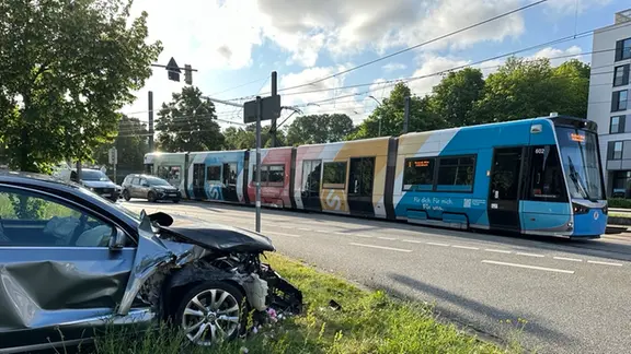 Unfall: Straßen und Pkw kolliedieren in Rostock Nähe Schröderplatz