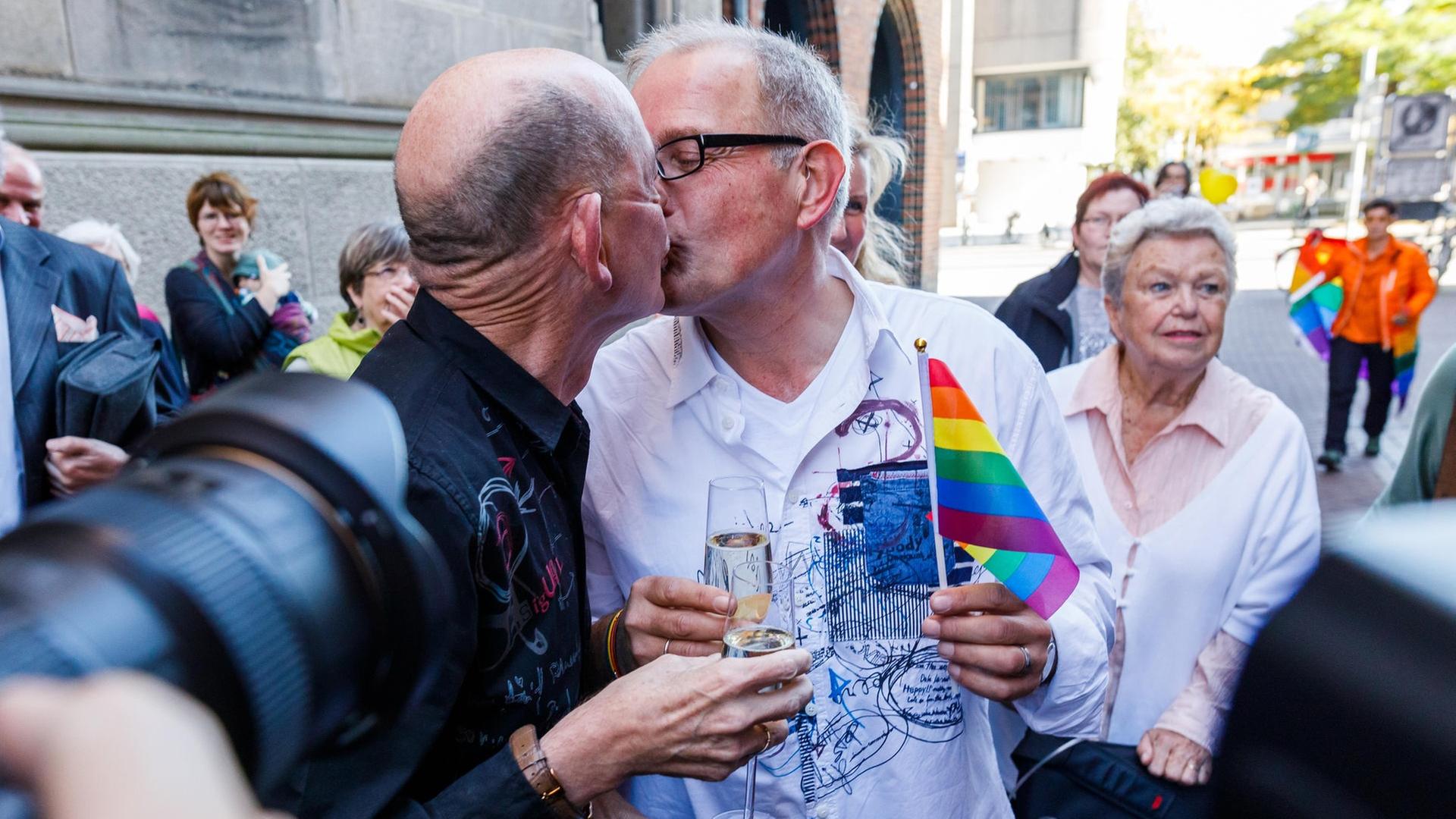 Heinz-Friedrich Harre und Reinhard Lüschow lassen sich am 1. Oktober 2017 nach ihrer Hochzeit im Alten Rathaus in Hannover von Medienvertretern fotografieren. | Philipp von Ditfurth/dpa, Philipp von Ditfurth