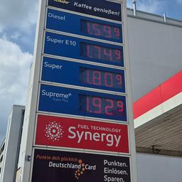 An einer Tankstelle in Hamburg sind die aktuellen Preise für Super und Diesel angezeigt.