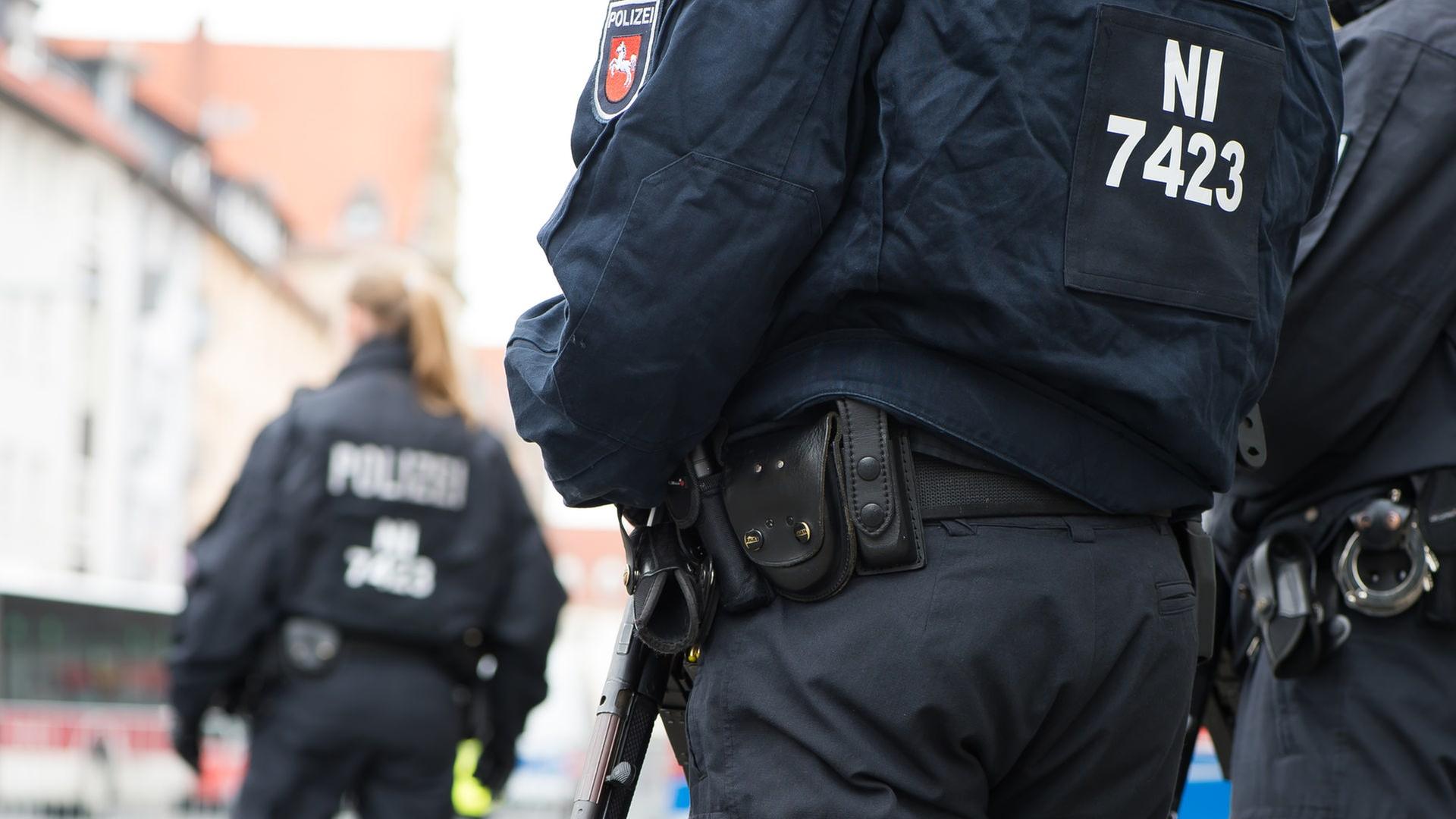 Polizeibeamte stehen vor einem Gebäude. | picture alliance / Swen Pförtner/dpa | Swen Pförtner, Swen Pförtner