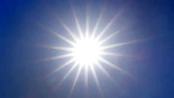 Die Sonne scheint aus einem wolkenlosen Himmel | picture-alliance/dpa, Martin Gerten Die Sonne scheint aus einem wolkenlosen Himmel