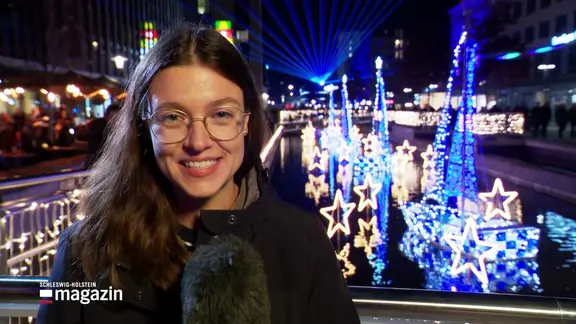 Reporterin Julia Jänisch vor dem Kieler Lichtermeer