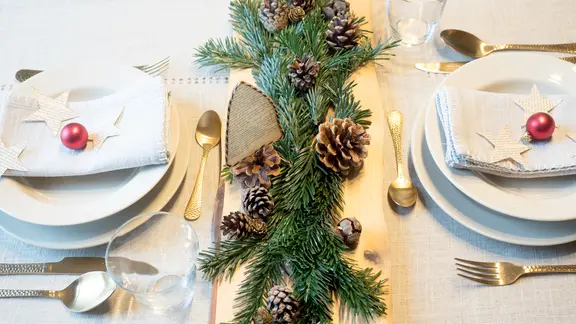 Den Tisch zu Weihnachten festlich decken