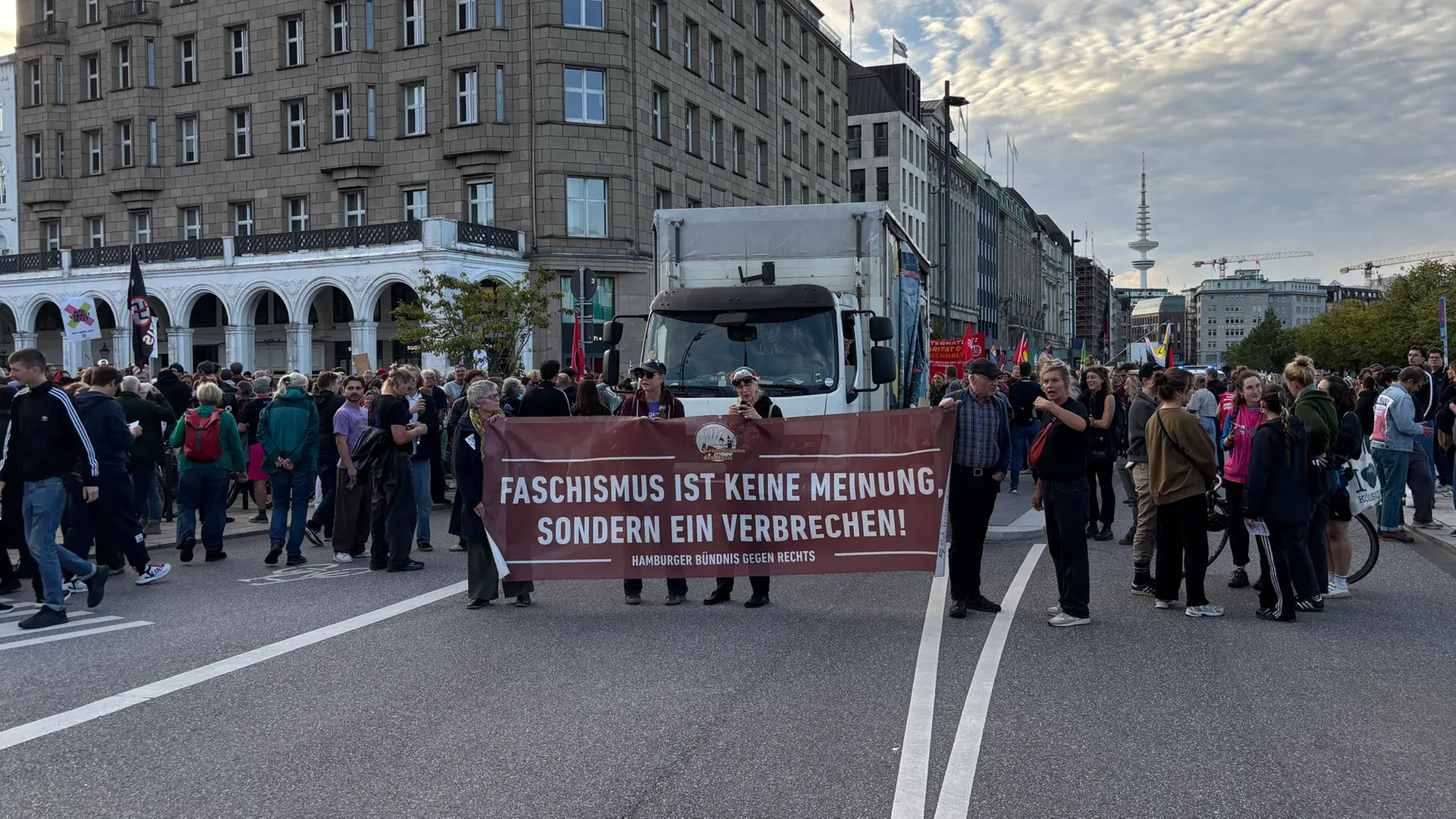 Nach AfD-Erfolg: 20.000 Menschen bei Demo in Hamburg erwartet