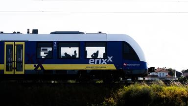 Ein Zug des Anbieters erixx fährt über eine Bahntrasse im Landkreis Hildesheim.