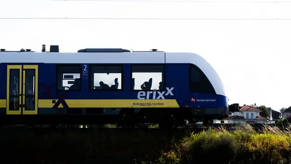 Ein Zug des Anbieters erixx fährt über eine Bahntrasse im Landkreis Hildesheim.