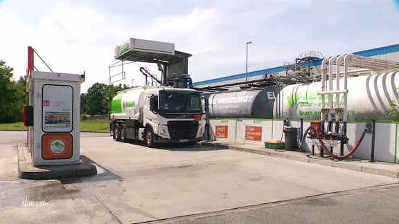 Ein Tankwagen steht an einer Zapfsäule.