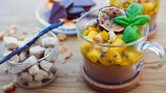 Pochierte Birnen mit Mascarpone-Creme und Salzkaramell | ndr.de