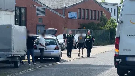 Einsatzkräfte der Polizei führen mutmaßliche Drogenführer in Winsen ab. 