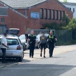 Einsatzkräfte der Polizei führen mutmaßliche Drogenführer in Winsen ab. 