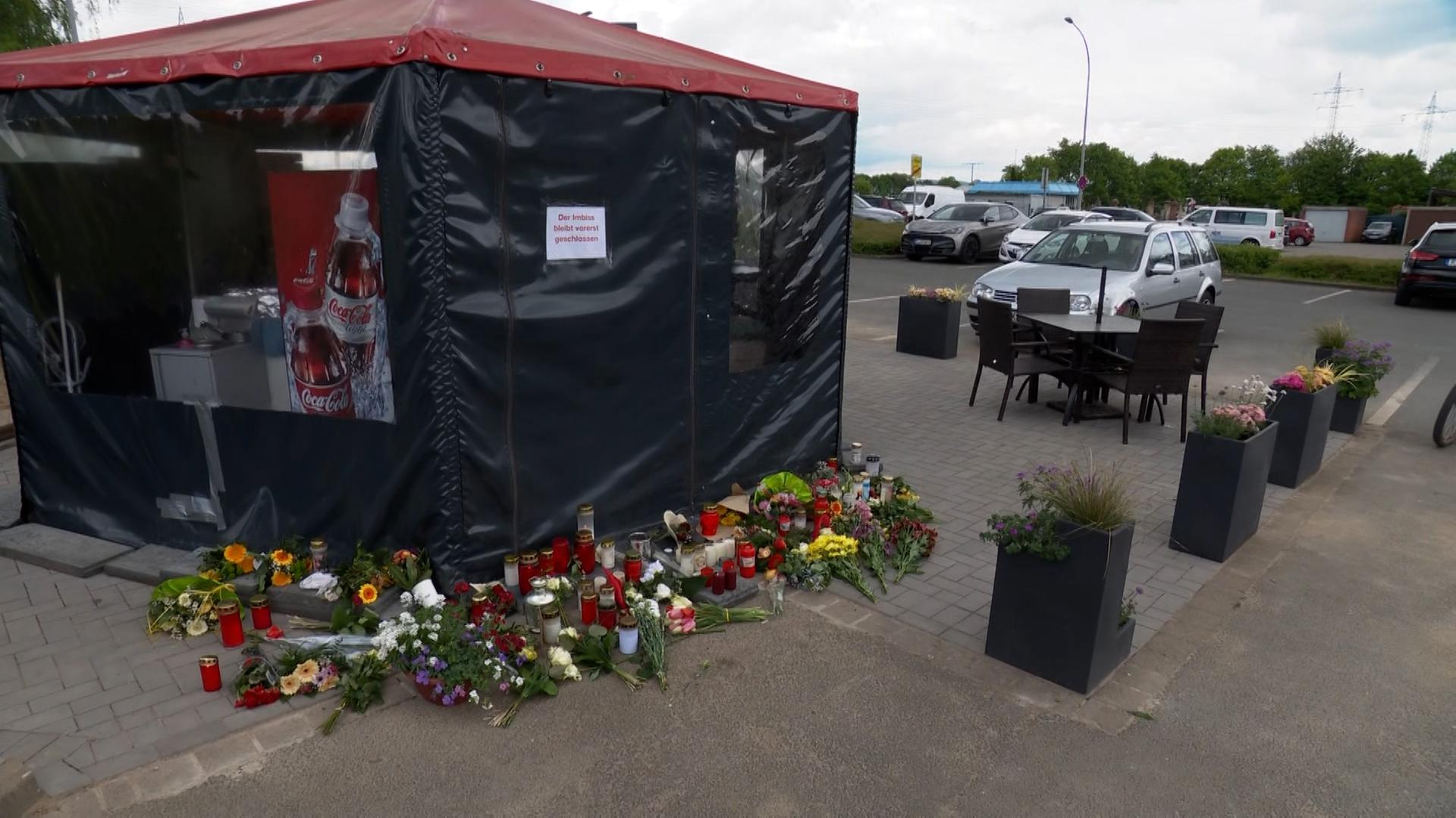 Blumen und Kerzen vor einem Imbiss in Rinteln, dessen Betreiber getötet wurden | NDR