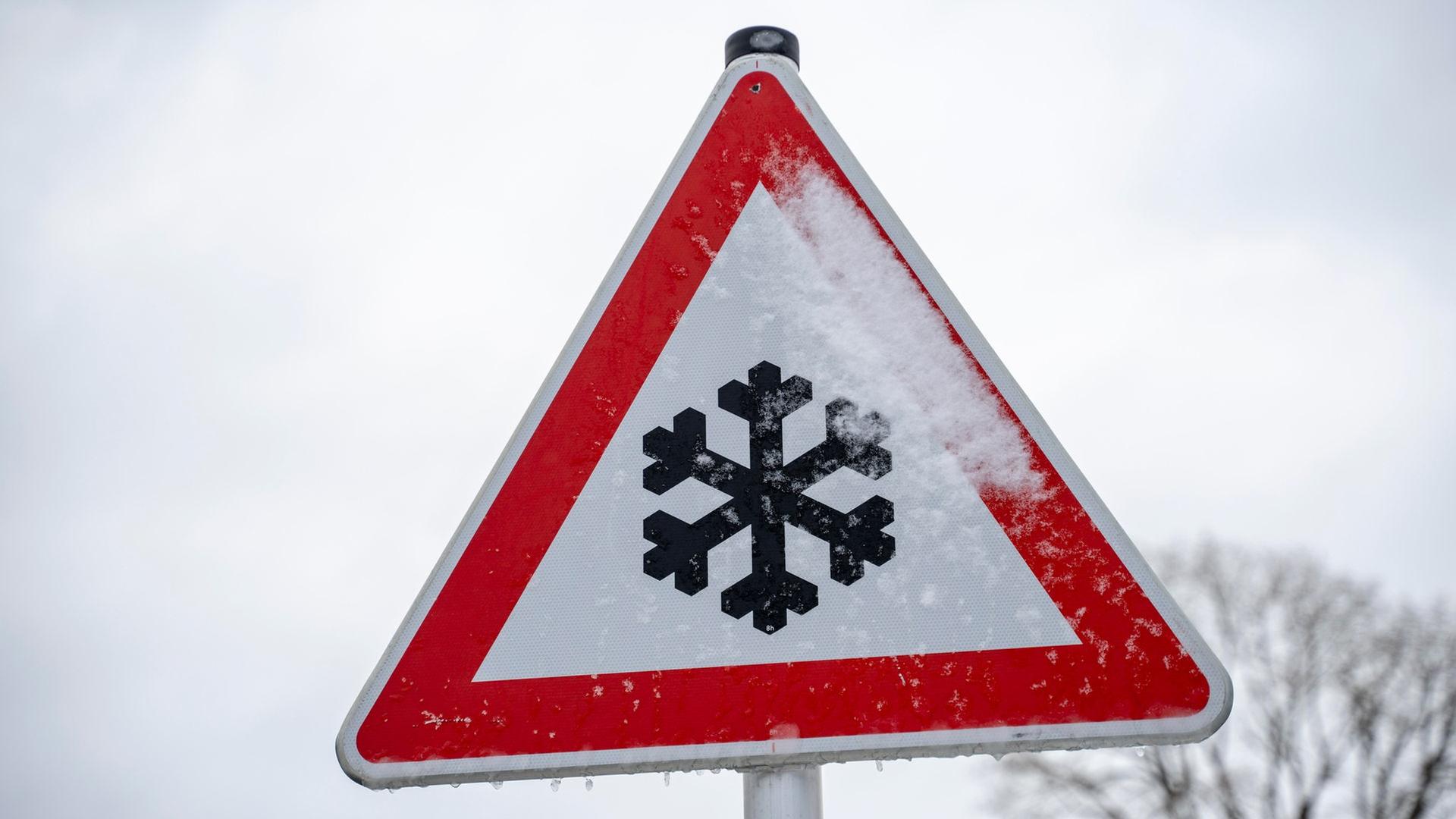Warnschild vor Schnee und Glätte im Winter auf einer Landstraße | picture alliance / CHROMORANGE, Michael Bihlmayer