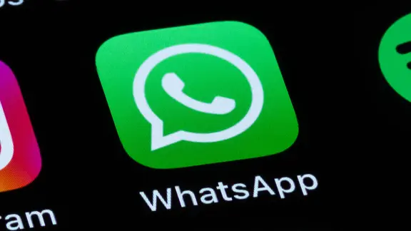 Die Applikation App WhatsApp ist auf dem Display eines Smartphones zu sehen.