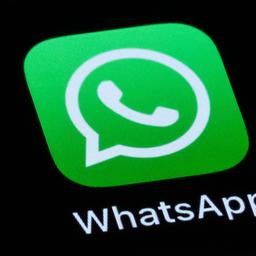 Die Applikation App WhatsApp ist auf dem Display eines Smartphones zu sehen.