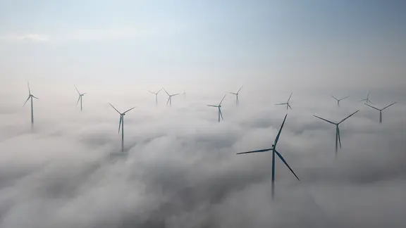 Symbolbild: Windpark im Nebel.