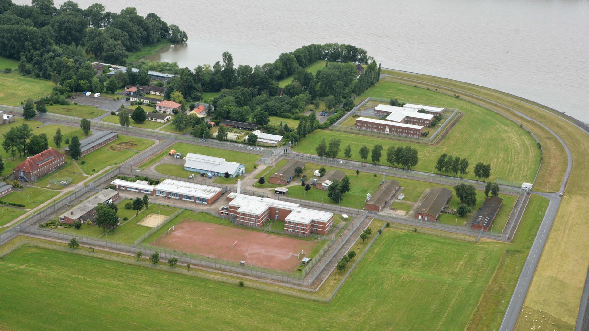 Ein Luftbild der JVA HahnÃ¶fersand, im Hintergrund die Elbe. | picture alliance/ABB | -