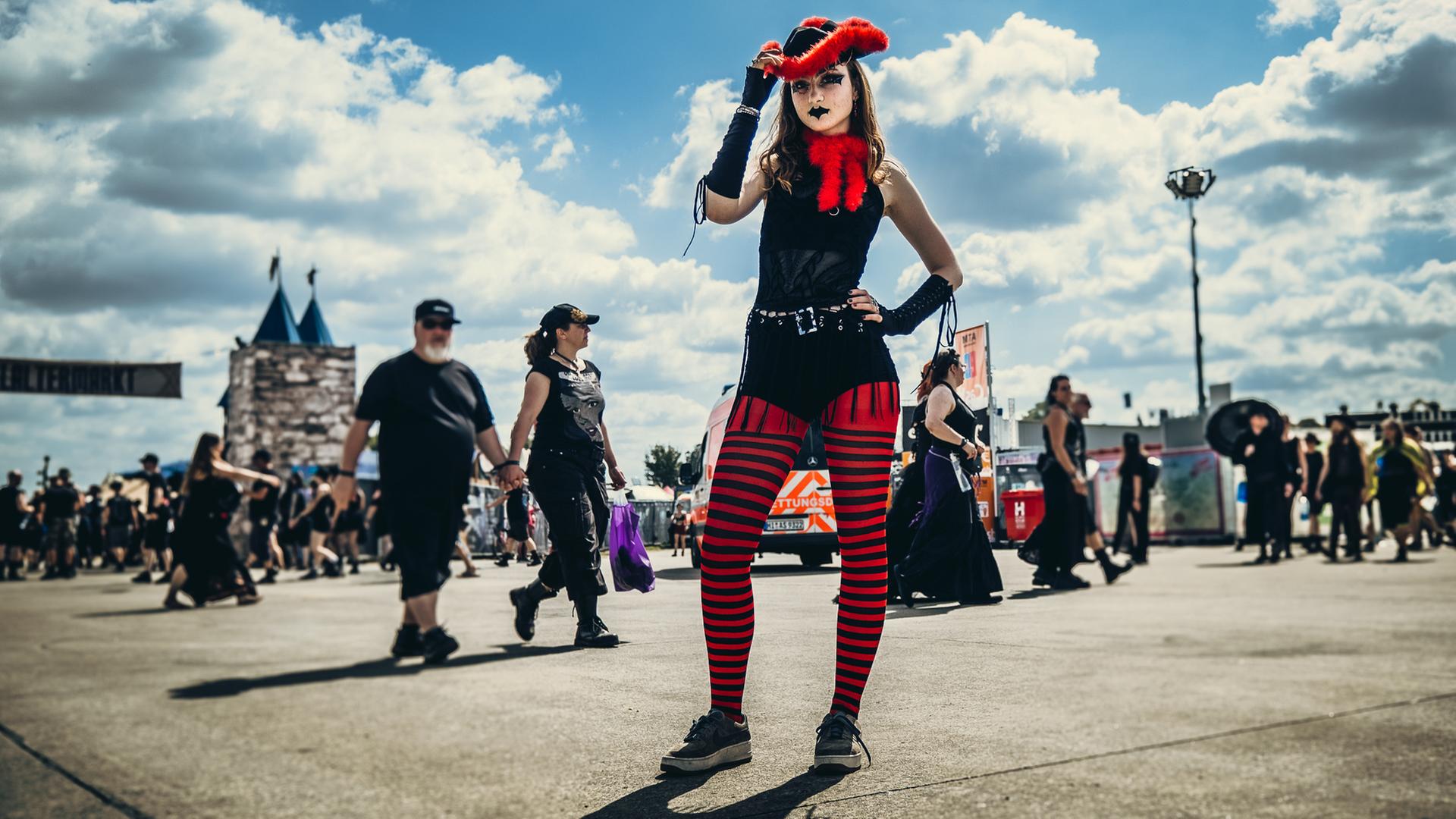 Junge Frau im Kostüm auf dem M'era Luna Festival | NDR /Benjamin Hüllenkremer