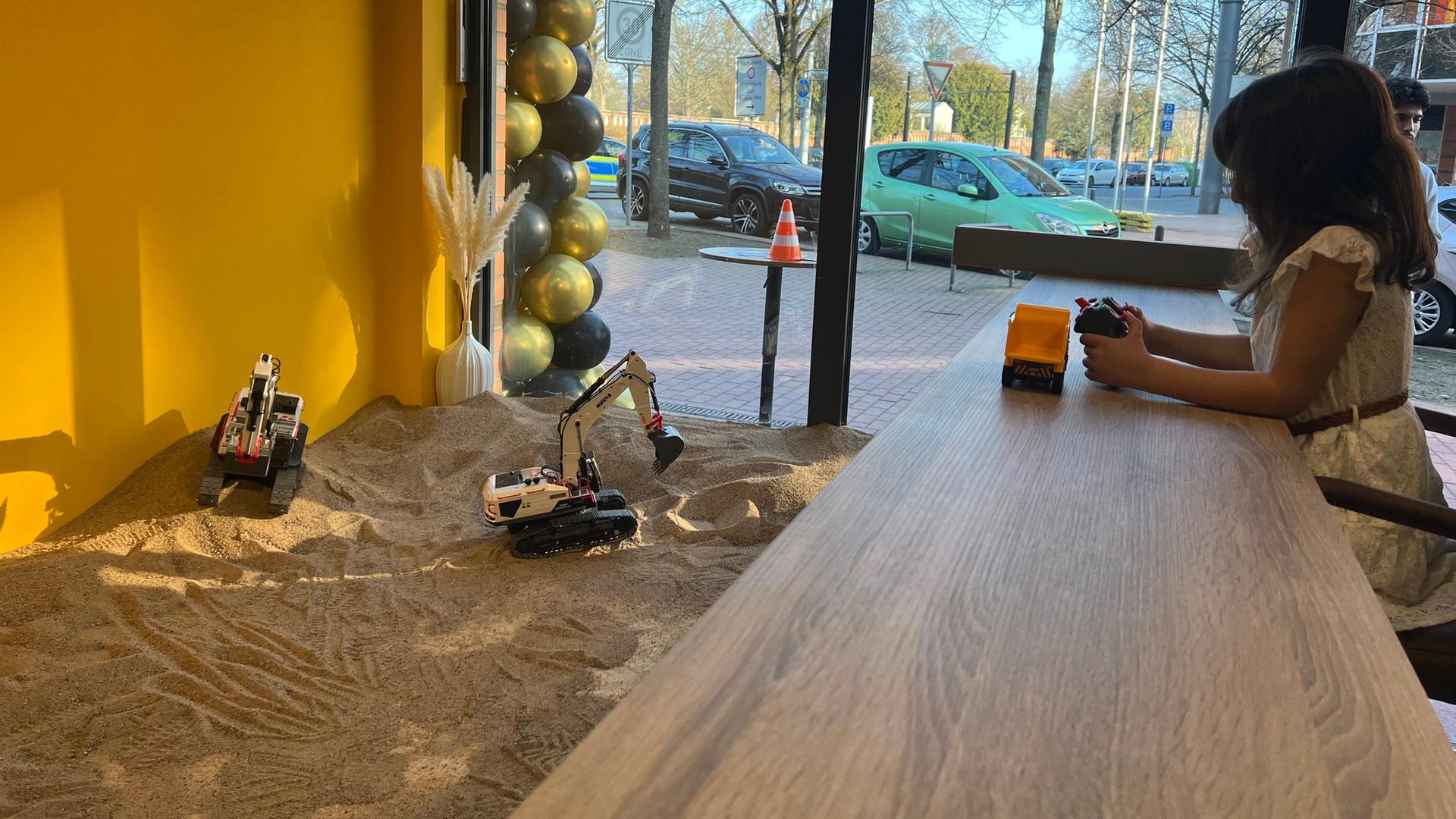 In Hannover hat das erste Baggercafé eröffnet. | NDR, Larissa Mass