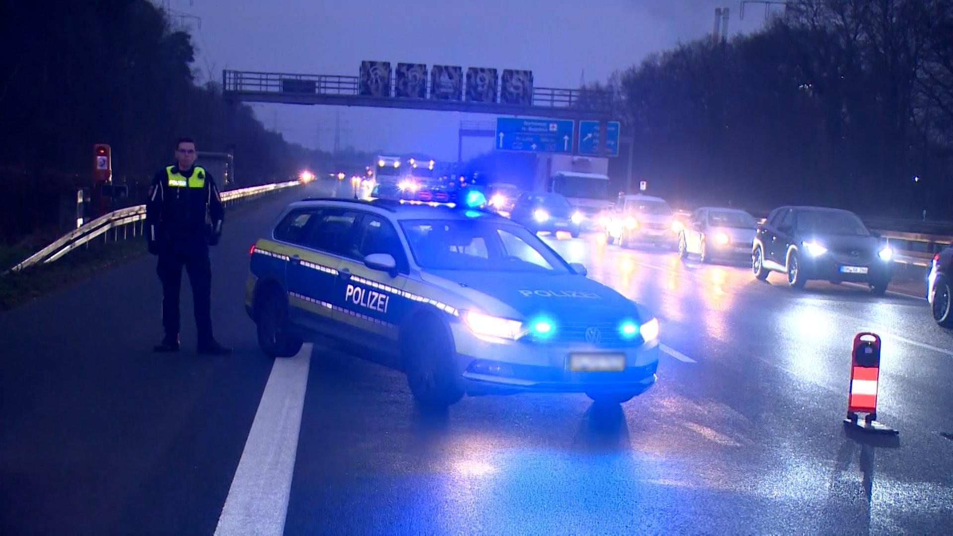 Die Polizei sperrt die A2 nach einem Unfall (Themenbild) | HannoverReporter