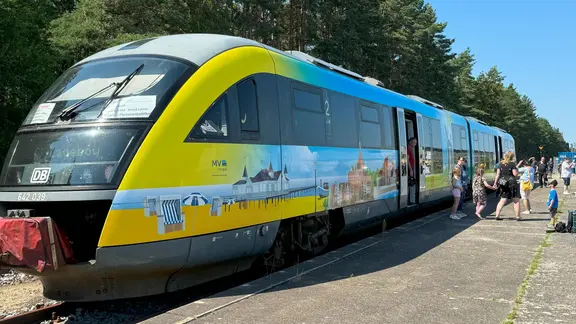 Ein Zug steht am Bahnhof.