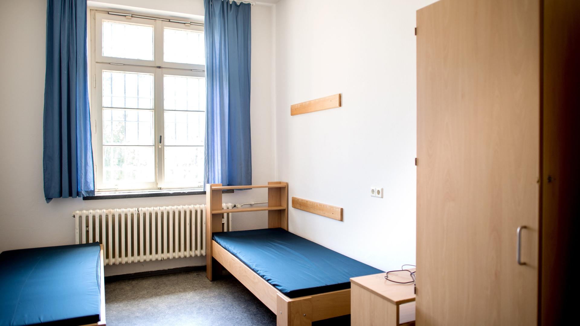 Ein gesicherter Haftraum für zwei Insassen in einem Gebäude in der Abteilung Langenhagen der JVA Hannover. | Christian Dittrich, dpa
