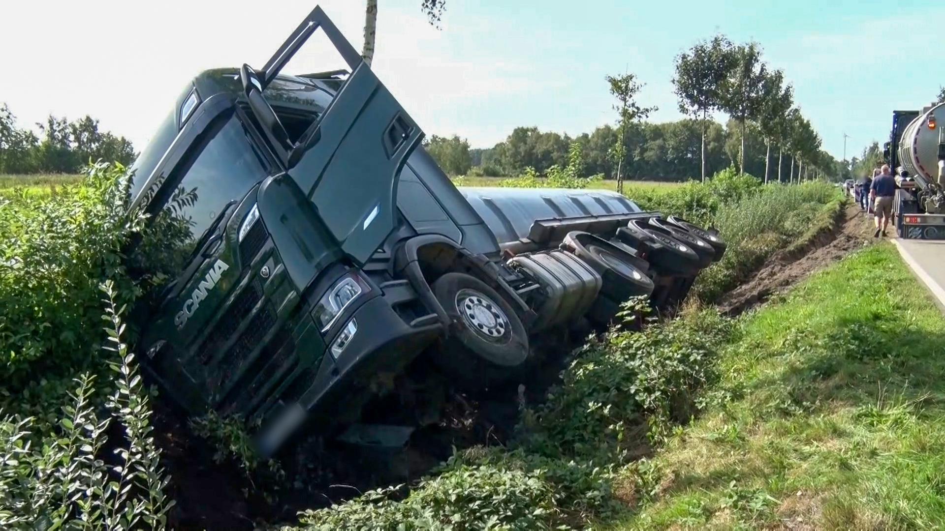 Ein Güllelaster liegt in Bösel in einem Seitengraben. | Nord-West-Media TV