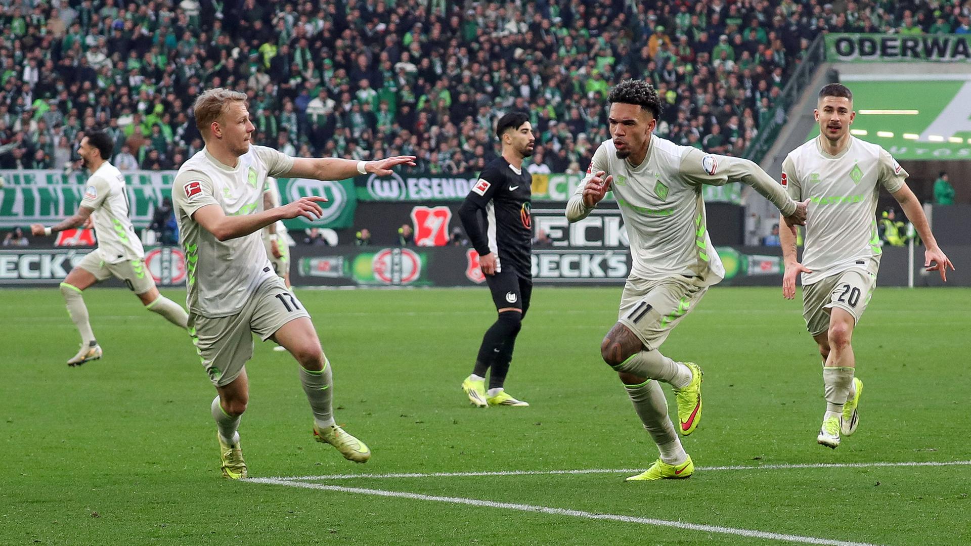 Bremens Justin Njinmah und seine Mitspieler bejubeln einen Treffer. | IMAGO / Jan Huebner