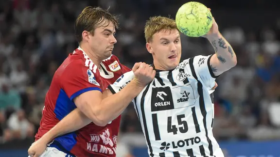 Andreas Magaard (l.) vom Handball Sport Verein Hamburg im Duell mit Emil Madsen vom THW Kiel | IMAGO / Lobeca Andreas Magaard (l.) vom Handball Sport Verein Hamburg im Duell mit Emil Madsen vom THW Kiel