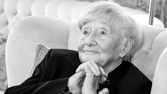 Die gebürtige Hamburgerin Ottilie Reimers sitzt an ihrem 112. Geburtstag in einer Seniorenwohnanlage.
