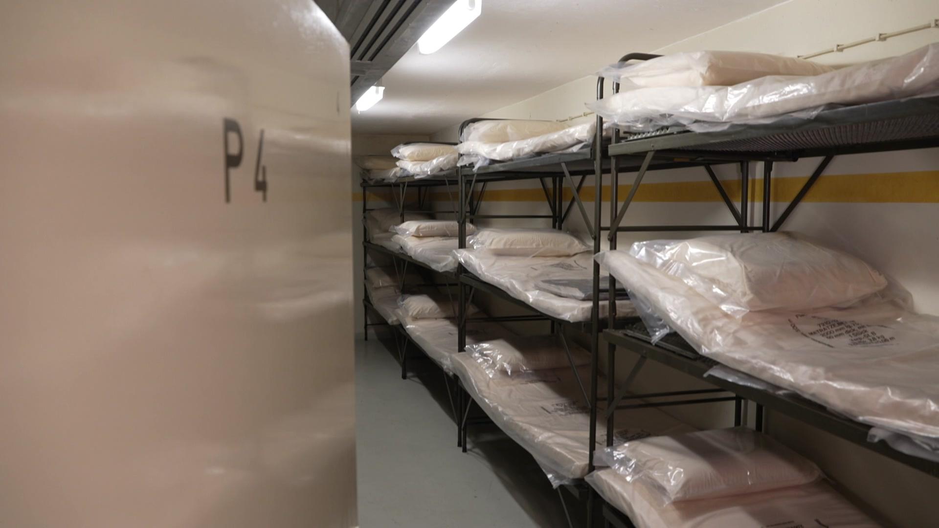 Ein Raum mit Stockbette in einem Behelfskrankenhaus. | NDR
