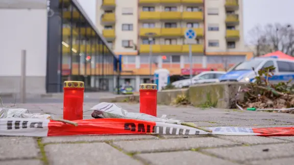 Am Tatort im Stadtteil Kesselstadt in Hanau wurden Blumen abgelegt und Kerzen aufgestellt.