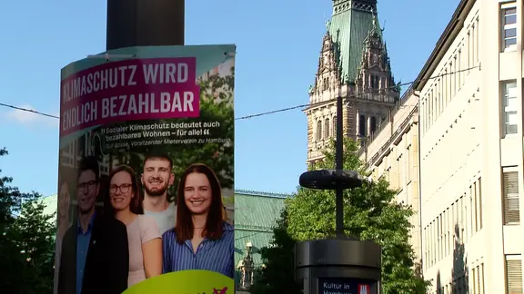 Ein Plakat in der Hamburger Innenstadt wirbt für den Volksentscheid zum Klimaschutz.