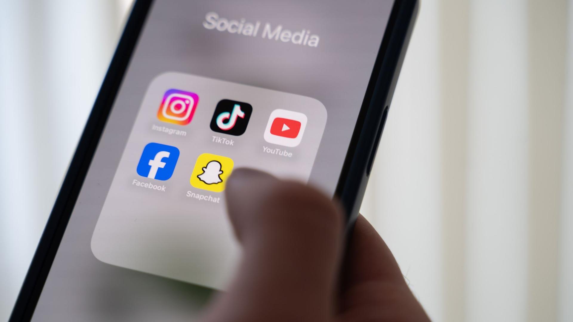 Ein Smartphones mit Apps von Sozialen Netzwerken. | Alicia Windzio/dpa
