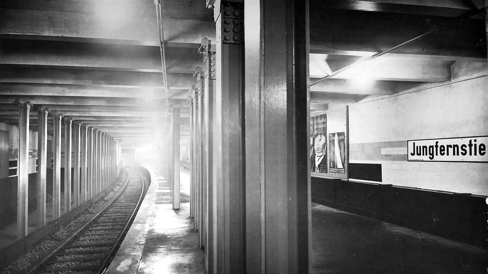 Jungfernstieg: Eine U-Bahn-Station unter Wasser