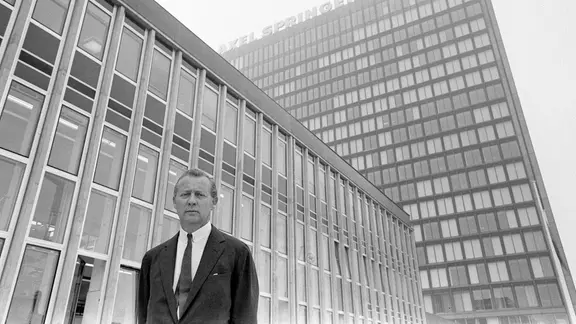 Axel Springer 1971 vor dem Verlagshaus in Berlin.