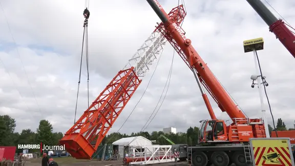 Der neue Sendemast wird aufgestellt.