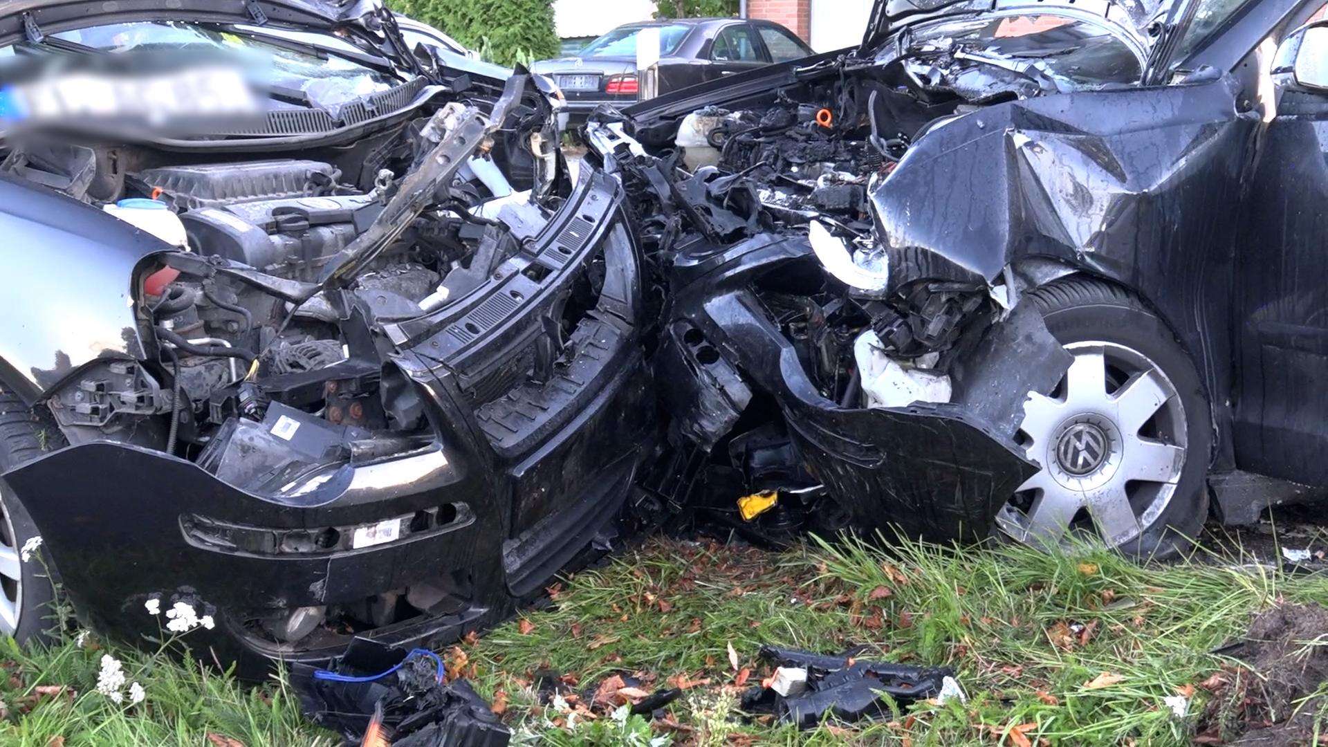 Das Bild zeigt zwei Fahrzeuge nach einem Unfall in Rhede. | Nord-West-Media TV