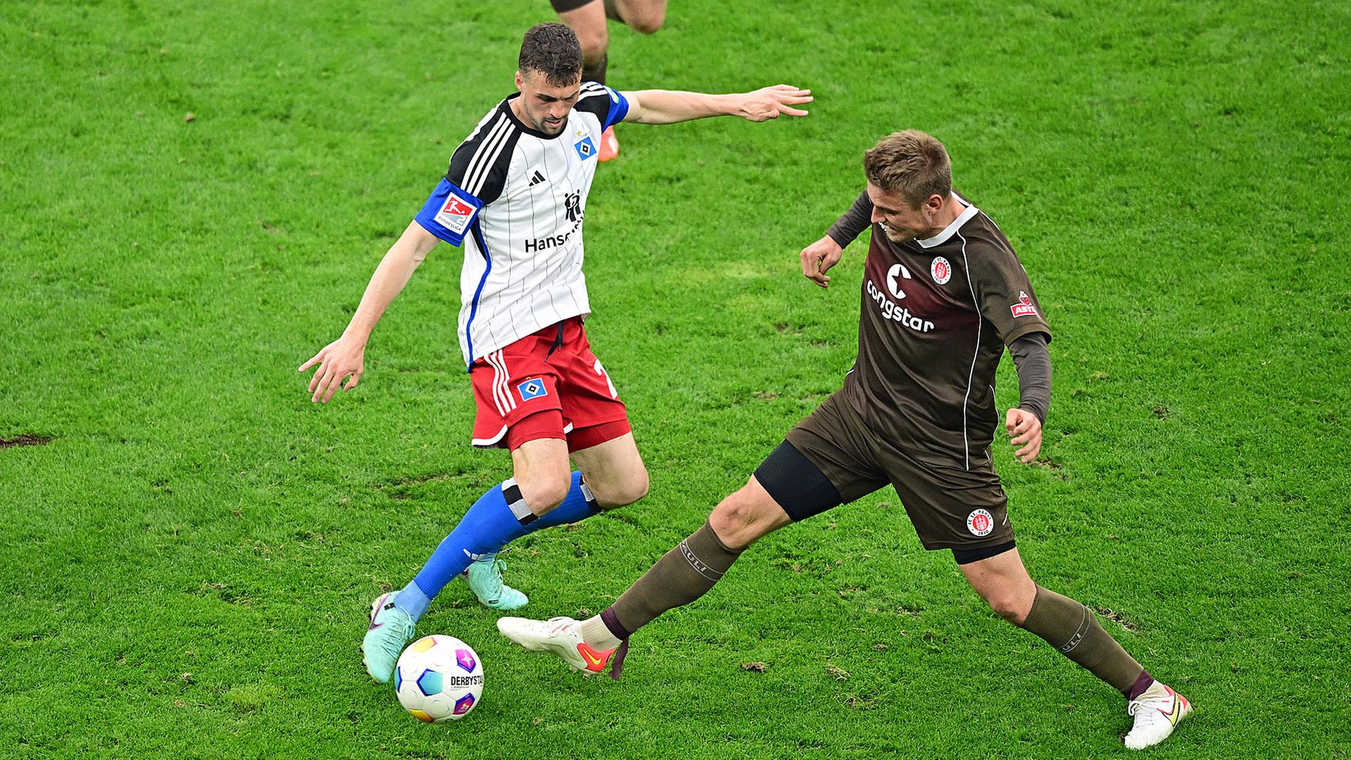HSV-Spieler Jonas Meffert (l.) im Duell mit St. Paulis Hauke Wahl | Witter / Leonie Horky