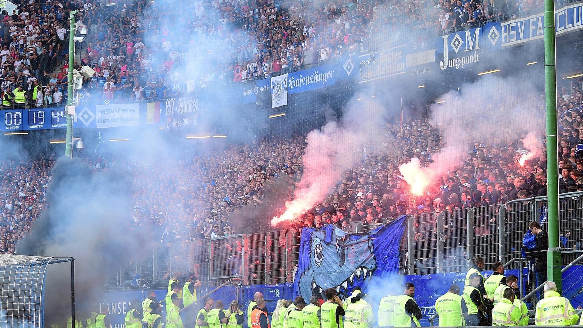 Fans des Hamburger SV zünden bengalische Feuer | Witters , Tim Groothuis