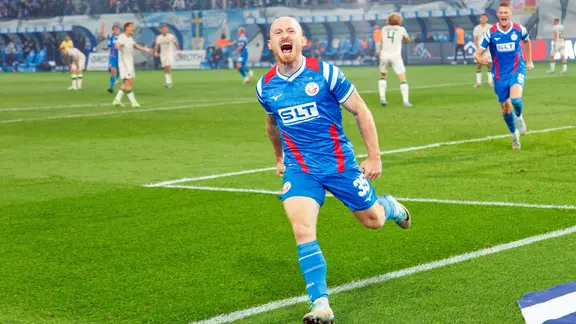 Nicht zu stoppen: Rostocks Maximilian Krauß bejubelt sein Tor zum 2:0. | Imago Images Rostocks Maximilian Krauß bejubelt seinen Treffer