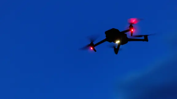 In der Abenddämmerung ist eine Kameradrohne DJI Mavic 3 Pro zu sehen. | picture-alliance/dpa In der Abenddämmerung ist eine Kameradrohne DJI Mavic 3 Pro zu sehen.