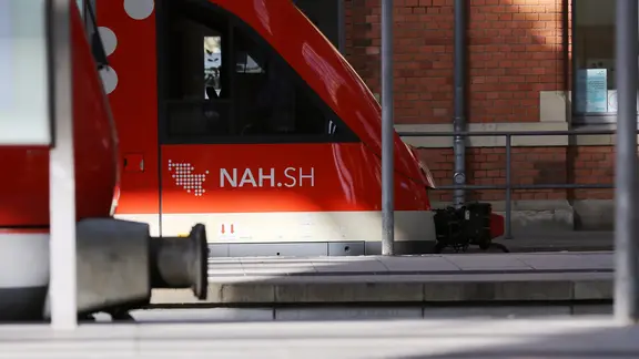 Das Logo des Regionalverkehrs "NAH.SH" auf einem Zug.